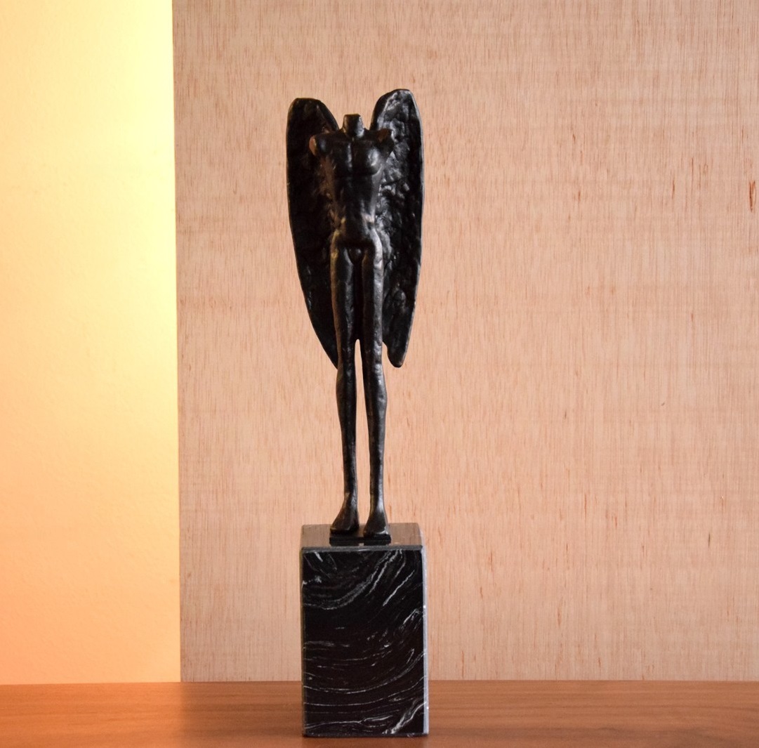 Figura decorativa Angel metal y mármol natural negro (1)