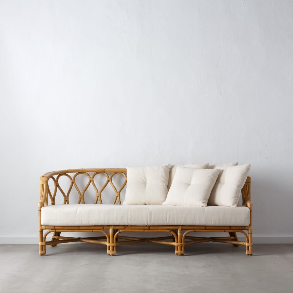 121796 sofa de 3 plazas de diseno vintage 191 ratan color natural y cojines tela color crema